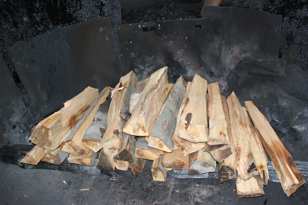 Dřevo v karbonizační peci